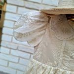 نمای نزدیک پارچه تور گلدوزی شده پیراهن دخترانه مجلسی